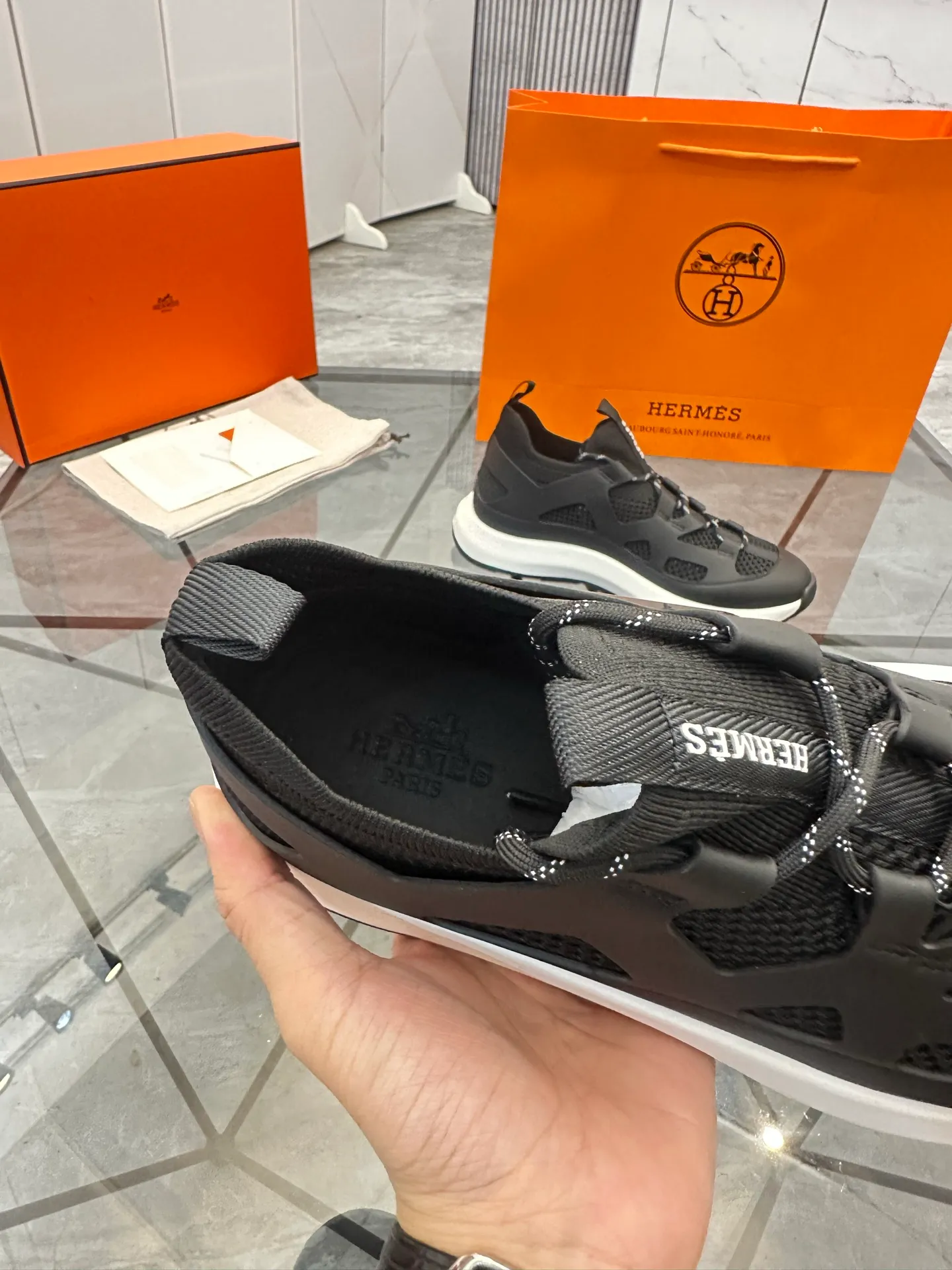Men's shoes for sale 💰: 💰P660¥ High-end top quality Product trademark: Hermes *"Hermès*" low-top casual shoes Regular size: 38-45 (can be customized to 46) Product materials: upper imported first-layer cowhide stitched with original fabric, original rubber sheet, breathable lining, cowhide foot pads, original outsole. No.: 001